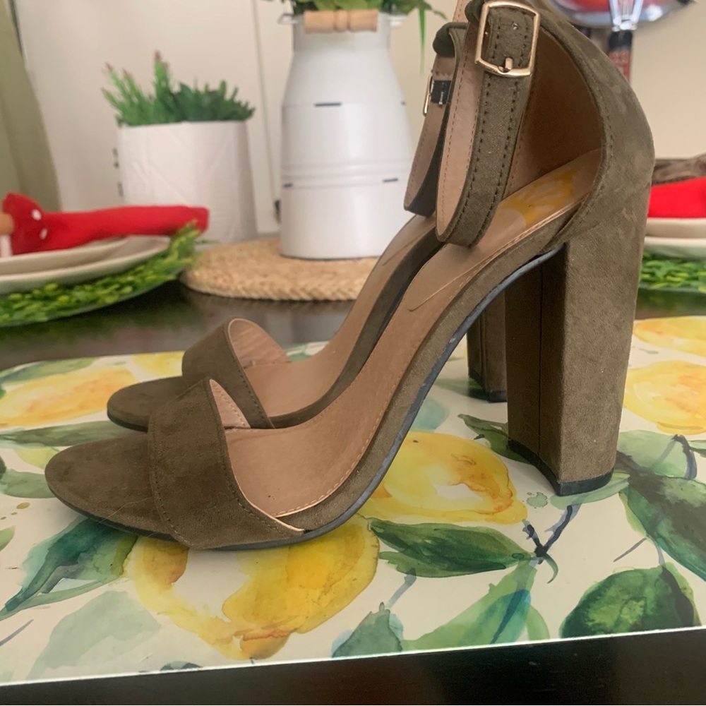 FERGALICIOIS STRAPPY OOEN TOE ROUNDED SQUARE HEEL OLIVE GREEN